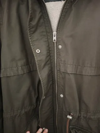 Abrigo verde militar con capucha