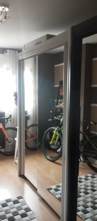 Aparador blanco y 2 armarios marrones