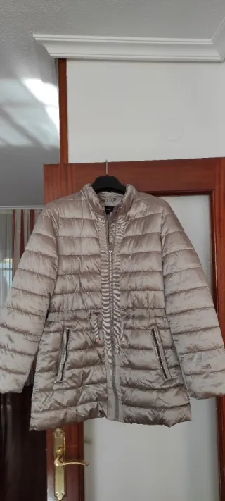 Chaqueta acolchada gris brillo