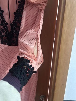 Vestido rosa con lunares y encaje