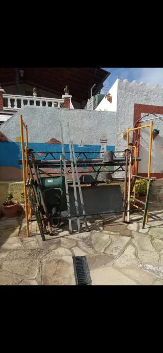 Hormigonera eléctrica, andamio y herramientas