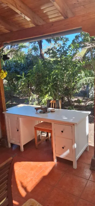 Escritorio blanco de madera