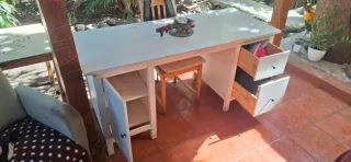 Escritorio blanco de madera