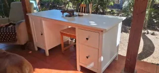 Escritorio blanco de madera