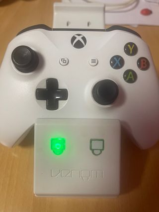 Mando Xbox One Blanco y base de carga