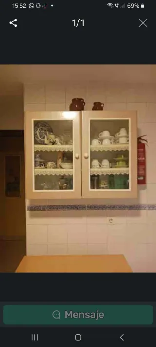 Mueble vitrina de madera y cristal