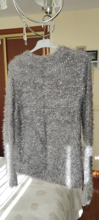 Jersey gris peludo con lentejuelas