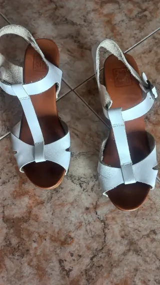 Sandalias Emma Go Tacon Blanco y Marrón