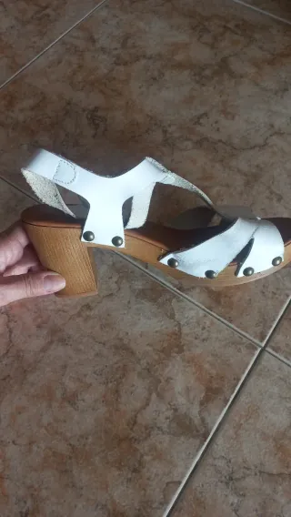 Sandalias Emma Go Tacon Blanco y Marrón