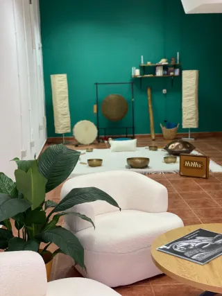 2 sillones y mesa de madera