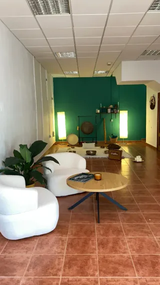 2 sillones y mesa de madera