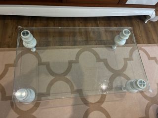 Mesa blanca con patas barroco y doble cristal