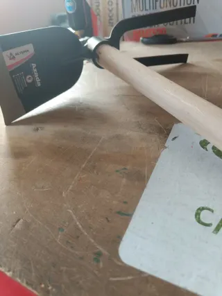 Azada con horquilla y mango de madera