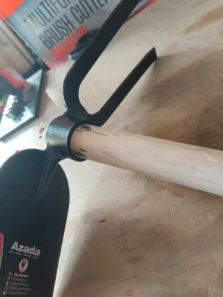 Azada con horquilla y mango de madera