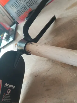 Azada con horquilla y mango de madera