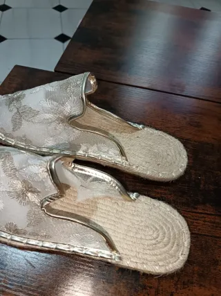 Zapatillas de mujer beige y doradas