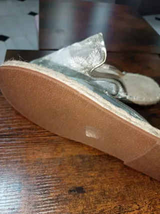 Zapatillas de mujer beige y doradas