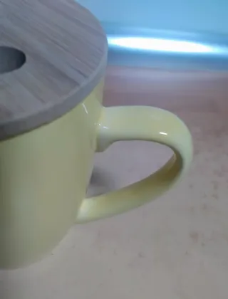 Taza cerámica amarilla con tapa bambú