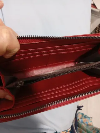 Billetero rojo con tachuelas