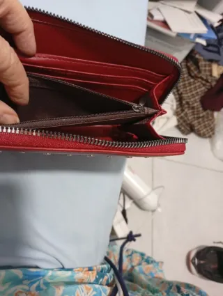 Billetero rojo con tachuelas