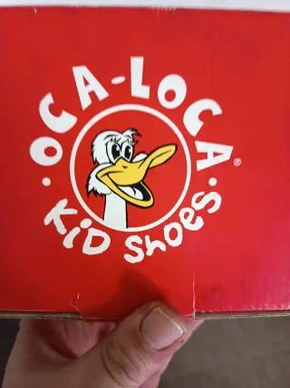 Zapatos infantiles azules con bichitos