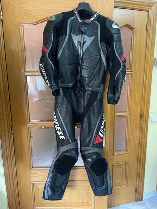 MONO DAINESE EN MUY BUEN ESTADO TALLA 50