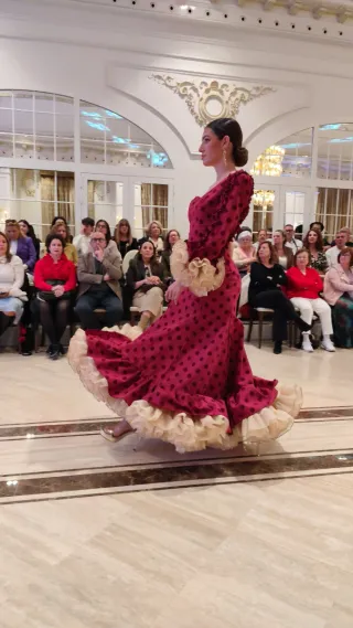 Traje de flamenco Burdeo con lunares