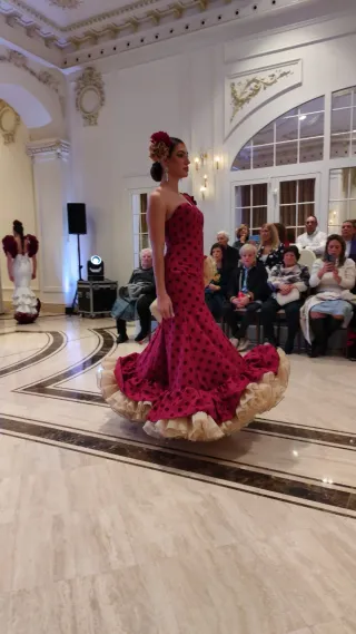 Traje de flamenco Burdeo con lunares