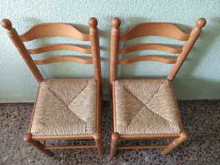 Juego de 2 sillas de madera con asiento de tela