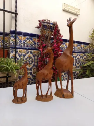 Figuras de jirafas de madera