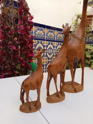 Figuras de jirafas de madera