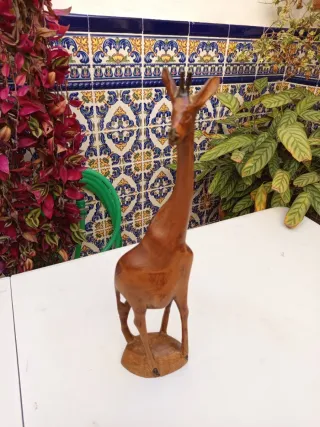 Figuras de jirafas de madera