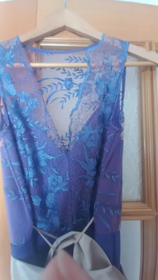 Vestido largo invitada boda morado y dorado