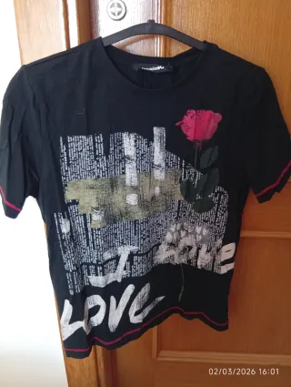 Camiseta Desigual Negra con Rosa Roja