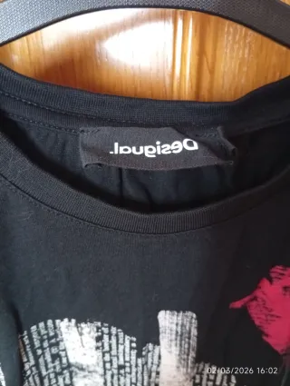 Camiseta Desigual Negra con Rosa Roja