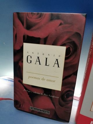 Dos libros de Antonio Gala ,poemas de amor y el manuscrito carmesí