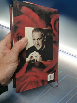 Dos libros de Antonio Gala ,poemas de amor y el manuscrito carmesí