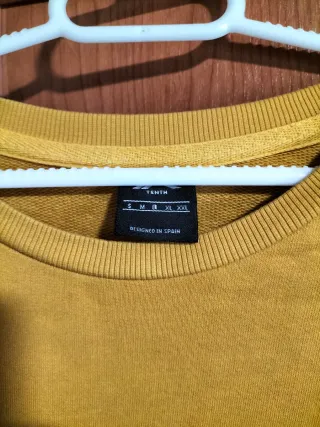 Sudadera amarilla y negra con texto