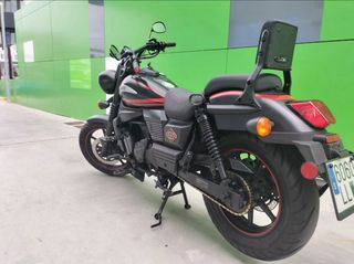 Moto UM Renegade 125cc  Cruiser Negra y Roja