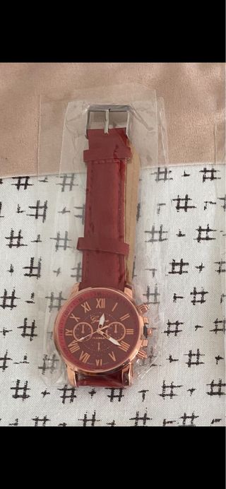 Reloj de pulsera dorado y rojo