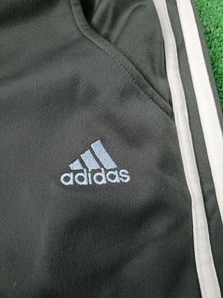 Pantalon Adidas Color Gris y Blanco Talla M.