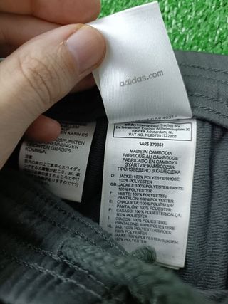 Pantalon Adidas Color Gris y Blanco Talla M.