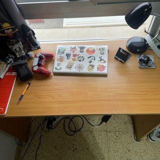 Escritorio de madera marrón