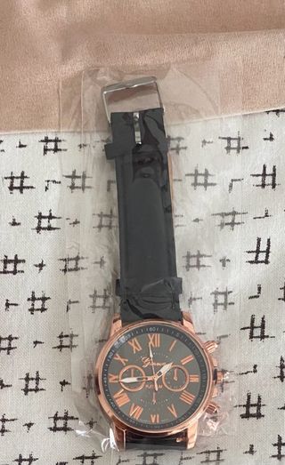 Reloj de pulsera negro y dorado