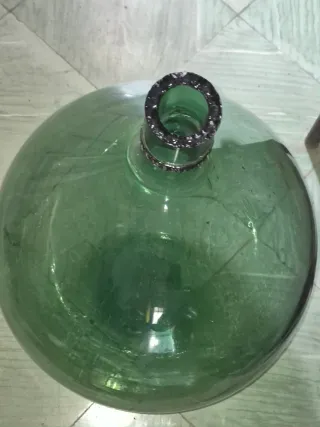 Damajuana o garrafón grande de vidrio