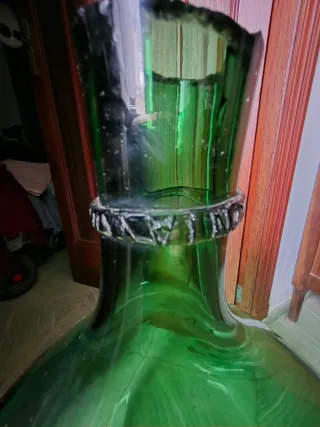 Damajuana o garrafón grande de vidrio