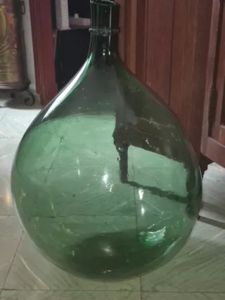 Damajuana o garrafón grande de vidrio