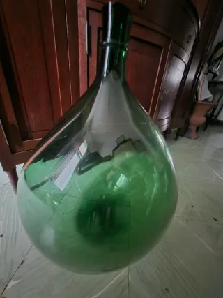 Damajuana o garrafón grande de vidrio
