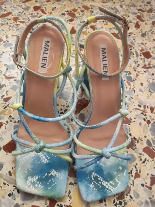 Sandalias de tacón.