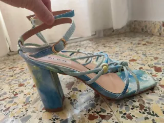 Sandalias de tacón.